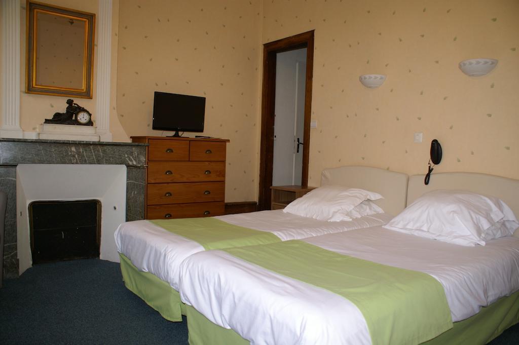 Hôtel Céleste Bagneres-de-Luchon Quarto foto
