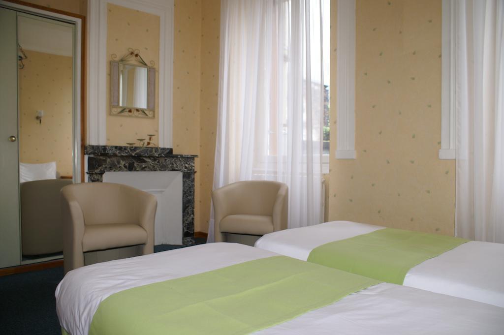 Hôtel Céleste Bagneres-de-Luchon Quarto foto
