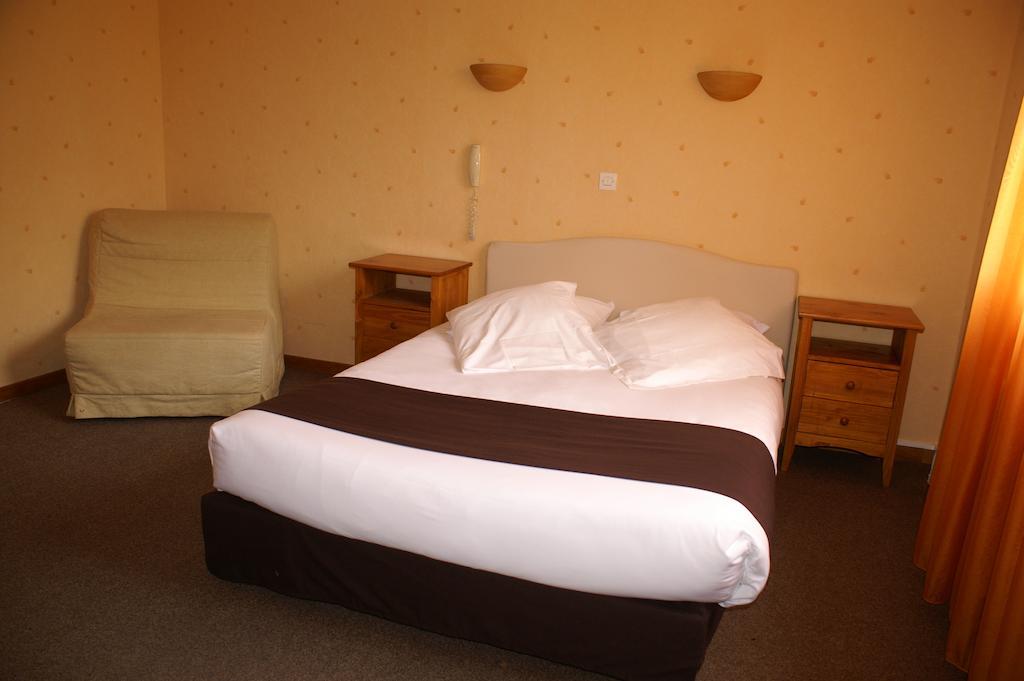 Hôtel Céleste Bagneres-de-Luchon Quarto foto