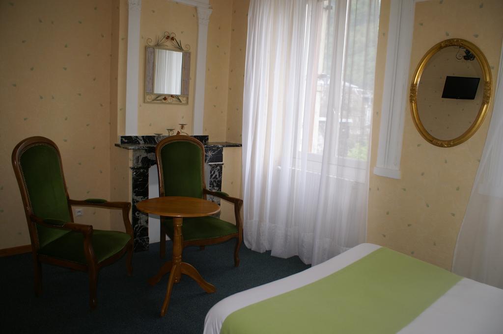 Hôtel Céleste Bagneres-de-Luchon Quarto foto