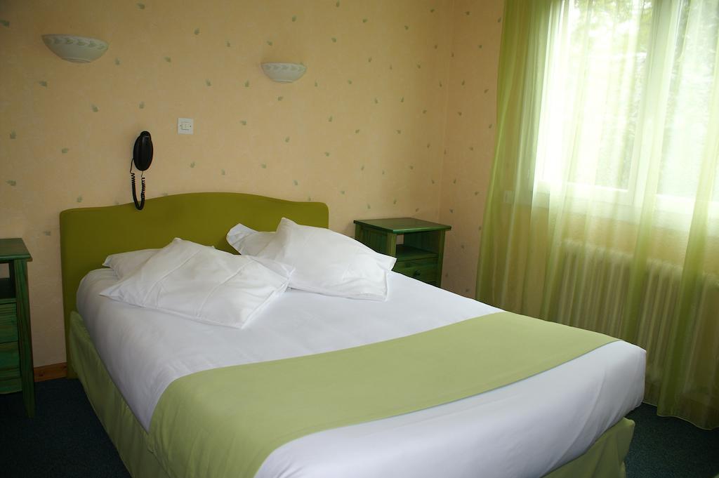 Hôtel Céleste Bagneres-de-Luchon Quarto foto