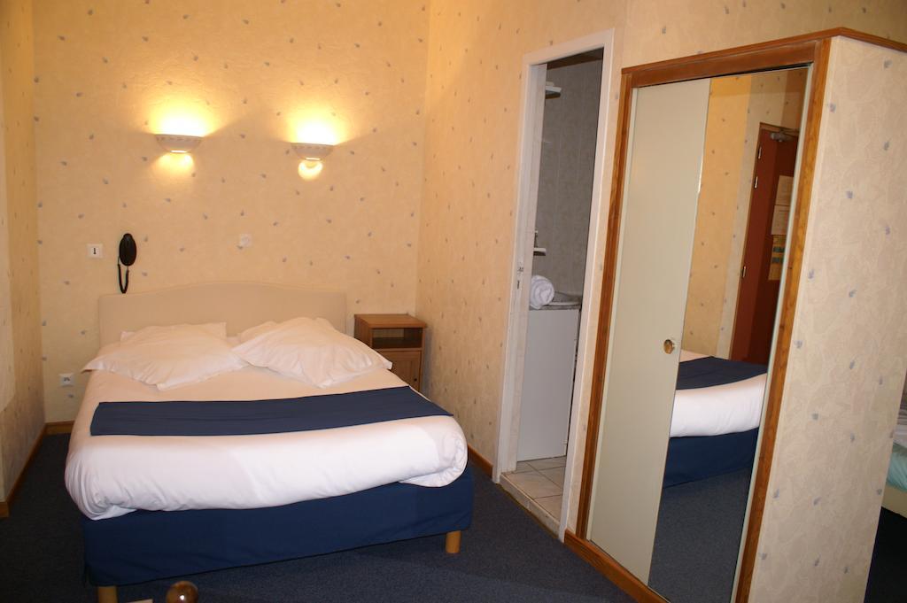 Hôtel Céleste Bagneres-de-Luchon Quarto foto