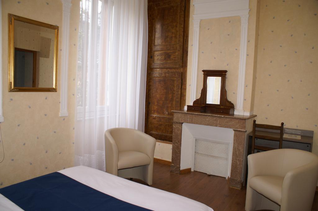 Hôtel Céleste Bagneres-de-Luchon Quarto foto