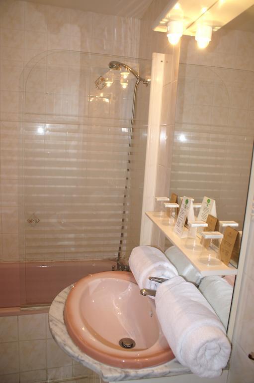 Hôtel Céleste Bagneres-de-Luchon Quarto foto