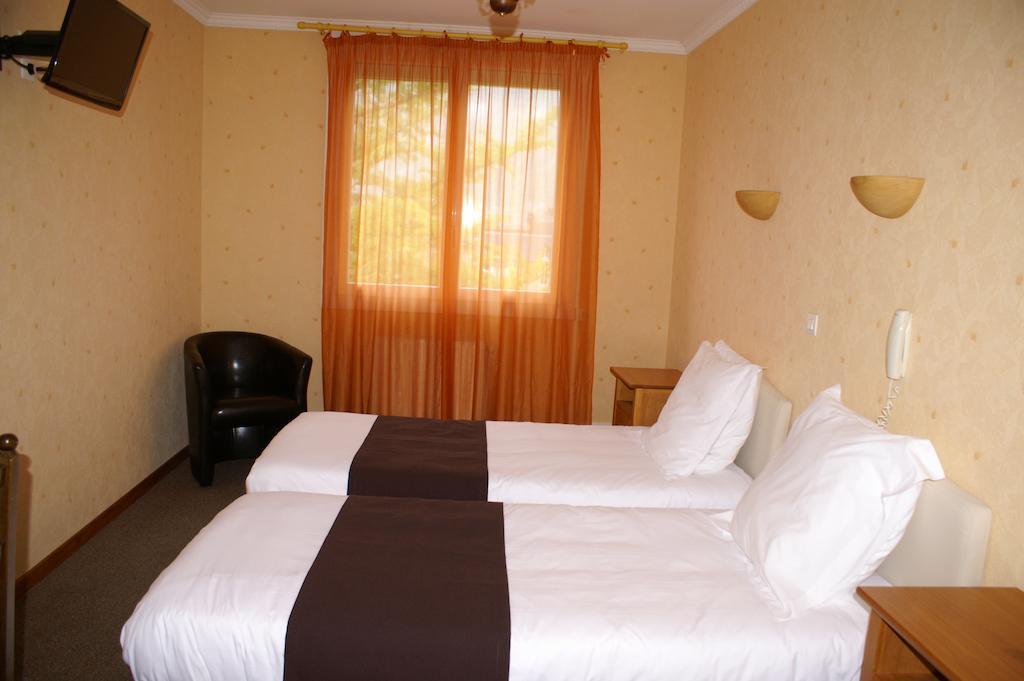 Hôtel Céleste Bagneres-de-Luchon Quarto foto